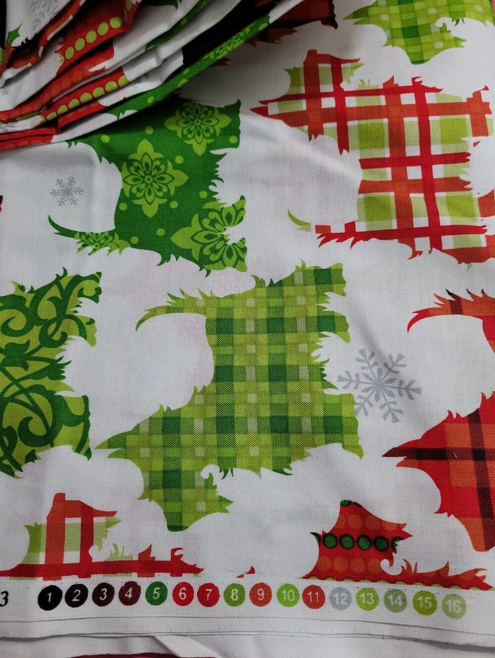 Baum Textile Mills Scottie Dog Holiday Theme Sewing Fabric 6 Yards (1492)
